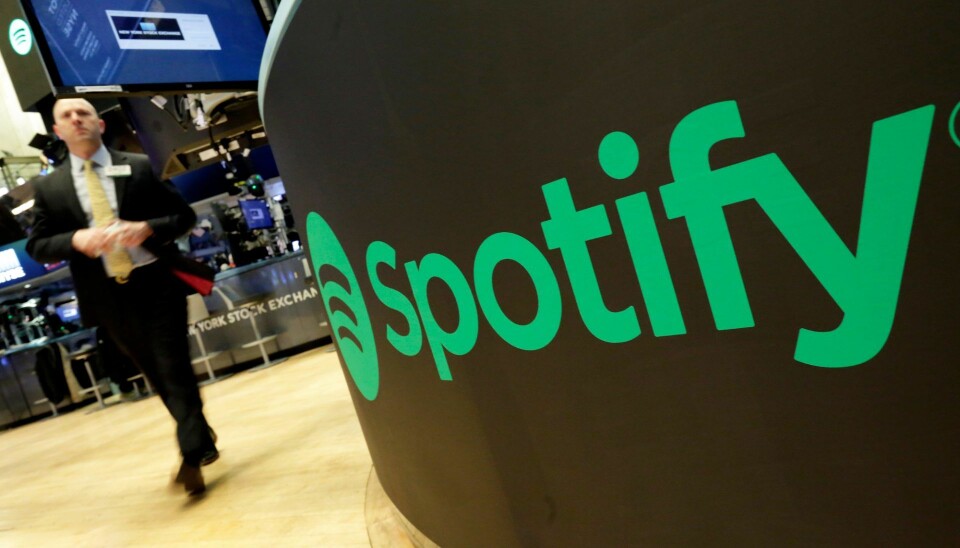 Spotify-logoen på New York-børsen i forbindelse med noteringen. Foto: AP Photo/Richard Drew