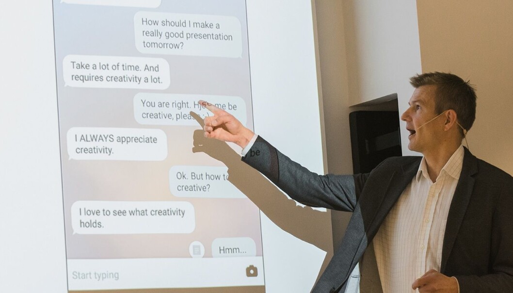 Under lanseringen av chatboten holdt blant annet SINTEF-forsker Asbjørn Følstad foredrag om chatboters fordeler -- og utfordringer. Følstad er her avbildet sammen med et skjermbilde fra én av de mange chatbot'ene han har på Messenger. Foto: Benedicte Tandsæther-Andersen Under lanseringen av chatboten holdt blant annet SINTEF-forsker Asbjørn Følstad foredrag om chatboters fordeler -- og utfordringer. Følstad er her avbildet sammen med et skjermbilde fra én av de mange chatbot'ene han har på Messenger. Foto: Benedicte Tandsæther-Andersen