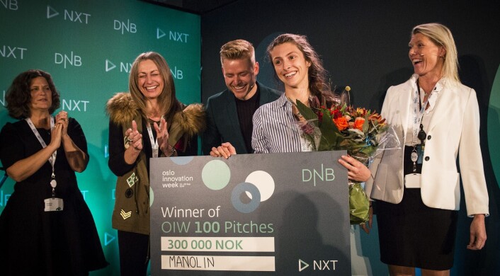Natalie Brennan og 100 Pitches-juryen, fotografert da <a href="https://shifter.no/manolin-vant-100-pitches-pa-dnb-nxt-den-storste-takken-gar-til-de-andre-grunderne/">Manolin vant konkurransen under Oslo Innovation Week</a>. Manolin utvikler verktøy for å bedre bærekraftstiltakene -- og helsen -- innen fiskeoppdrett. Foto: Per-Ivar Nikolaisen Natalie Brennan og 100 Pitches-juryen, fotografert da <a href="https://shifter.no/manolin-vant-100-pitches-pa-dnb-nxt-den-storste-takken-gar-til-de-andre-grunderne/">Manolin vant konkurransen under Oslo Innovation Week</a>. Manolin utvikler verktøy for å bedre bærekraftstiltakene -- og helsen -- innen fiskeoppdrett. Foto: Per-Ivar Nikolaisen