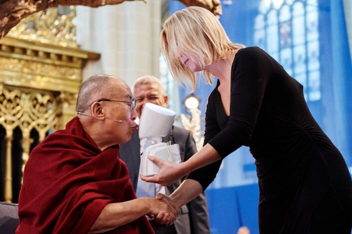 Karen Dolva og AV1-roboten møtte nylig Dalai Lama. Foto: Oliver Adam Karen Dolva og AV1-roboten møtte nylig Dalai Lama. Foto: Oliver Adam