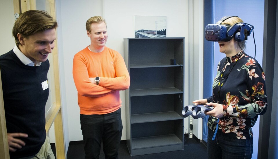 Mike Connors i Dimension10 hjelper Rune Huse Karlstad og Anja Krohn Bjørnstad i AF Gruppen i gang med VR. Foto: Per-Ivar Nikolaisen