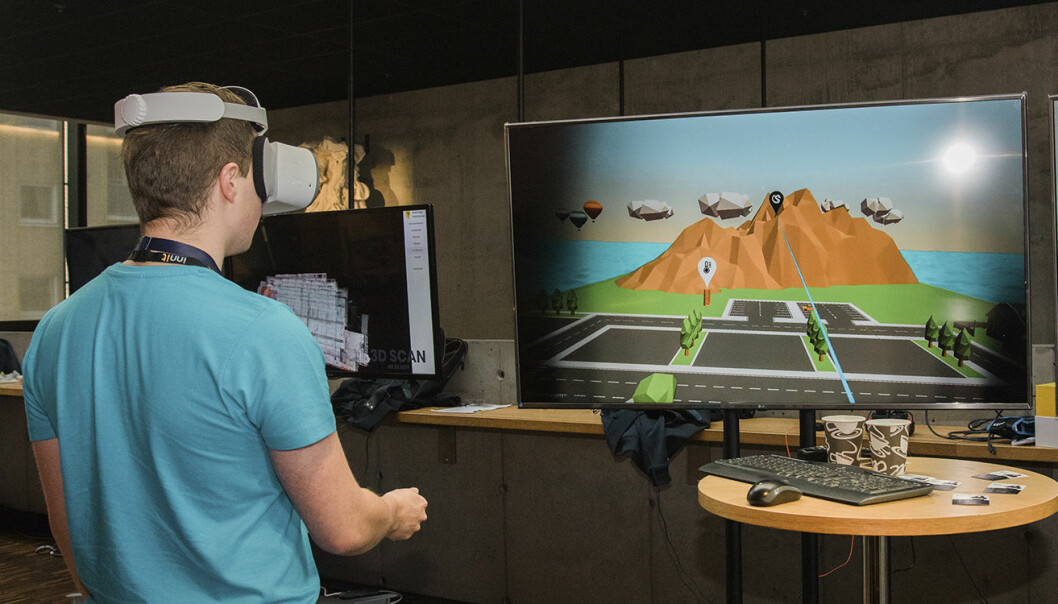 Daniel Johansen, en av utviklerne i Innit, viser frem mattespillet fra VR Education. Foto: Benedicte Tandsæther-Andersen