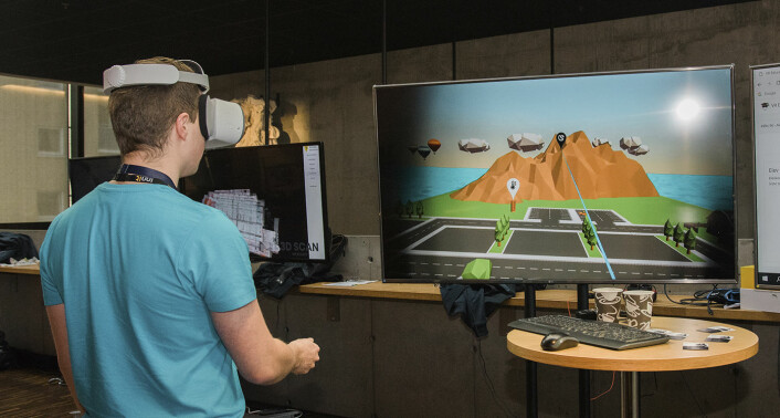  Daniel Johansen, en utviklerne i Innit, viser frem mattespillet fra VR Education. Foto: Benedicte Tandsæther-Andersen