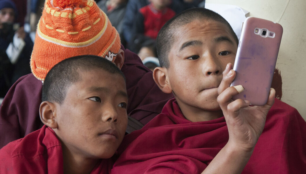 En ung buddhistmunk i eksil bruker et mobilkamera for å forevige 25-årsmarkeringen av at buddhistenes spirituelle leder, Dalai Lama fikk Nobels fredspris. Interne politiske konflikter og anklager om etnisk rensing preger fortsatt Myanmar. Foto: AP Photo/Ashwini Bhatia En ung buddhistmunk i eksil bruker et mobilkamera for å forevige 25-årsmarkeringen av at buddhistenes spirituelle leder, Dalai Lama fikk Nobels fredspris. Interne politiske konflikter og anklager om etnisk rensing preger fortsatt Myanmar. Foto: AP Photo/Ashwini Bhatia