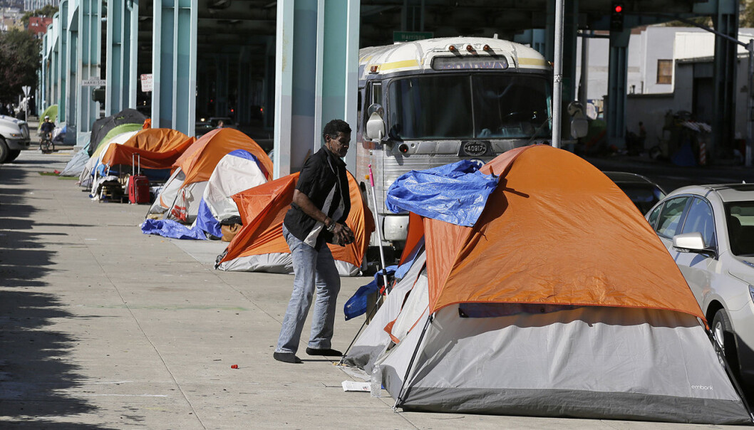 En hjemløs mann står utenfor teltet sitt på Division Street i San Francisco. Byen sliter med lønnsulikhet, og dette skal være en del av årsaken til at man har valgt å stemme over høyere skatter for de rikeste. Foto: AP Photo/Eric Risberg, File En hjemløs mann står utenfor teltet sitt på Division Street i San Francisco. Byen sliter med lønnsulikhet, og dette skal være en del av årsaken til at man har valgt å stemme over høyere skatter for de rikeste. Foto: AP Photo/Eric Risberg, File