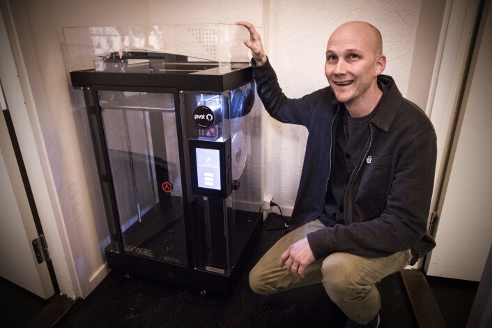 Kristian Wenstøp med en av 3D-printerne som Fimbulvetr bruker i utvikling og testing. Foto: Per-Ivar Nikolaisen Kristian Wenstøp med en av 3D-printerne som Fimbulvetr bruker i utvikling og testing. Foto: Per-Ivar Nikolaisen