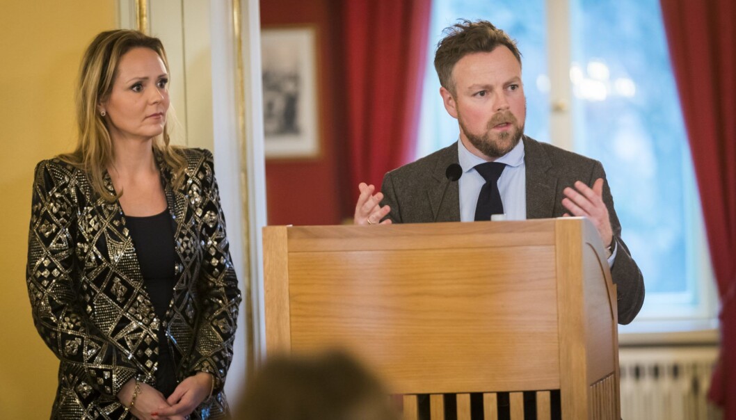 Likestillingsminister Linda Hofstad Helleland og næringsminister Torbjørn Røe Isaksen inviterer ledere til Topplederkonferanse #2 om kjønnsbalanse i toppledelsen i næringslivet i statens representasjonsbolig .
Foto: Heiko Junge / NTB scanpix Likestillingsminister Linda Hofstad Helleland og næringsminister Torbjørn Røe Isaksen inviterer ledere til Topplederkonferanse #2 om kjønnsbalanse i toppledelsen i næringslivet i statens representasjonsbolig .
Foto: Heiko Junge / NTB scanpix