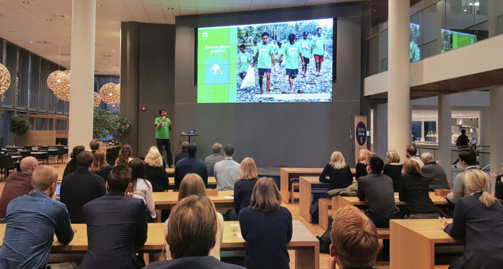 Wilhelm Myrer på scenen da Nordea Pitch & Drinks ble arrangert ble arrangert -- og Empower vant. Premien var blant annet billetter til årets Slush-konferanse i Helsinki. Foto: Empower Wilhelm Myrer på scenen da Nordea Pitch & Drinks ble arrangert ble arrangert -- og Empower vant. Premien var blant annet billetter til årets Slush-konferanse i Helsinki. Foto: Empower