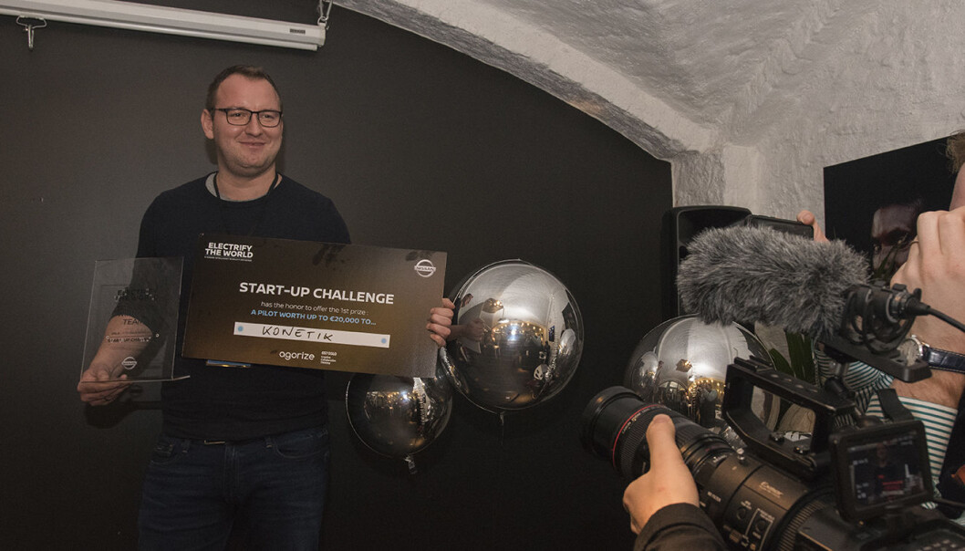 Balazs Szabo, gründer av Konetik, med diplomet og prisen han fikk som vinner av Nissans startupkåring for E-mobilitet. Her fotografert minutter etter at vinneren ble avslørt. Foto: Benedicte Tandsæther-Andersen Balazs Szabo, gründer av Konetik, med diplomet og prisen han fikk som vinner av Nissans startupkåring for E-mobilitet. Her fotografert minutter etter at vinneren ble avslørt. Foto: Benedicte Tandsæther-Andersen