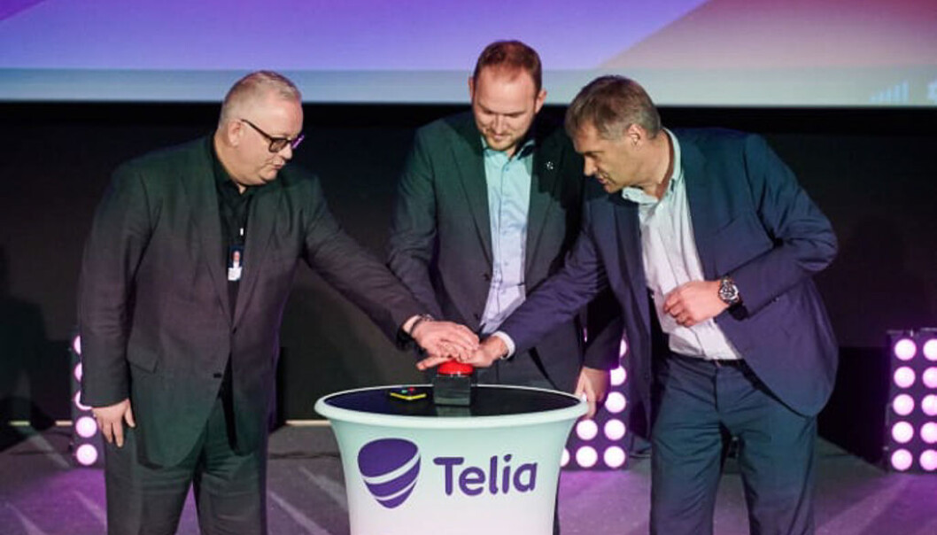 Ivar Halstvedt fra ODEON Kino AS, samferdselsmininister Jon Georg Dale og Telia Norges Abraham Foss teller ned til premieren på Norges første 5G-kino. Foto: Telia Ivar Halstvedt fra ODEON Kino AS, samferdselsmininister Jon Georg Dale og Telia Norges Abraham Foss teller ned til premieren på Norges første 5G-kino. Foto: Telia