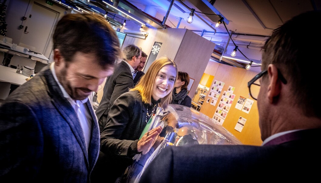 Gründersjef i Innovasjon Norge, Pål Næss, forsknings- og utdanningsminister Iselin Nybø sammen med EpiGuard som mottar 25 millioner kroner fra EUs SMB Instrument Foto: Vilde Mebust Erichsen Gründersjef i Innovasjon Norge, Pål Næss, forsknings- og utdanningsminister Iselin Nybø sammen med EpiGuard som mottar 25 millioner kroner fra EUs SMB Instrument Foto: Vilde Mebust Erichsen