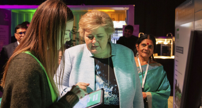 Empowers kommunikasjons- og mediaansvarlige, Anette Simonsen, viser statsminister Erna Solberg hvordan Empowers tjeneste fungerer. Her fotografert i forbindelse med at Empower hadde stand på Xyneto Limited. Foto: Empower Empowers kommunikasjons- og mediaansvarlige, Anette Simonsen, viser statsminister Erna Solberg hvordan Empowers tjeneste fungerer. Her fotografert i forbindelse med at Empower hadde stand på Xyneto Limited. Foto: Empower