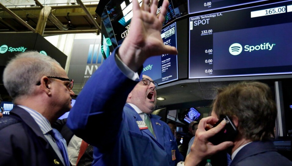Ekspert Peter Giacchi (midten) erklærte Spotify sin IPO for åpnet på New York Stock Exchange 3. april 2018. Foto: AP Photo/Richard Drew