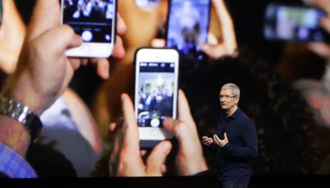 Apple-sjef Tim Cook. Apple-aksjen stuper fra start etter varselet om svakere omsetning. Foto: AP Photo/Marcio Jose Sanchez, File Apple-sjef Tim Cook. Apple-aksjen stuper fra start etter varselet om svakere omsetning. Foto: AP Photo/Marcio Jose Sanchez, File