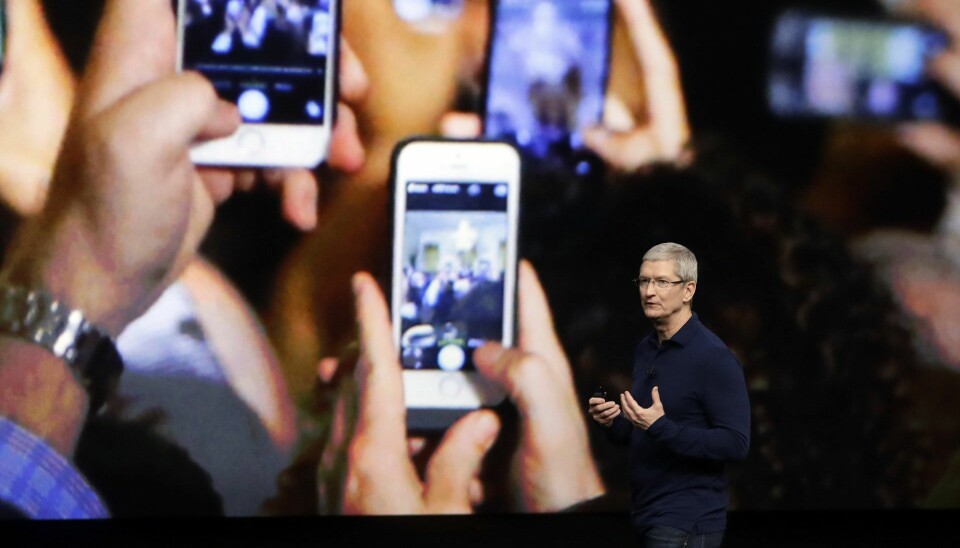Apple-sjef Tim Cook. Apple-aksjen stuper fra start etter varselet om svakere omsetning. Foto: AP Photo/Marcio Jose Sanchez, File
