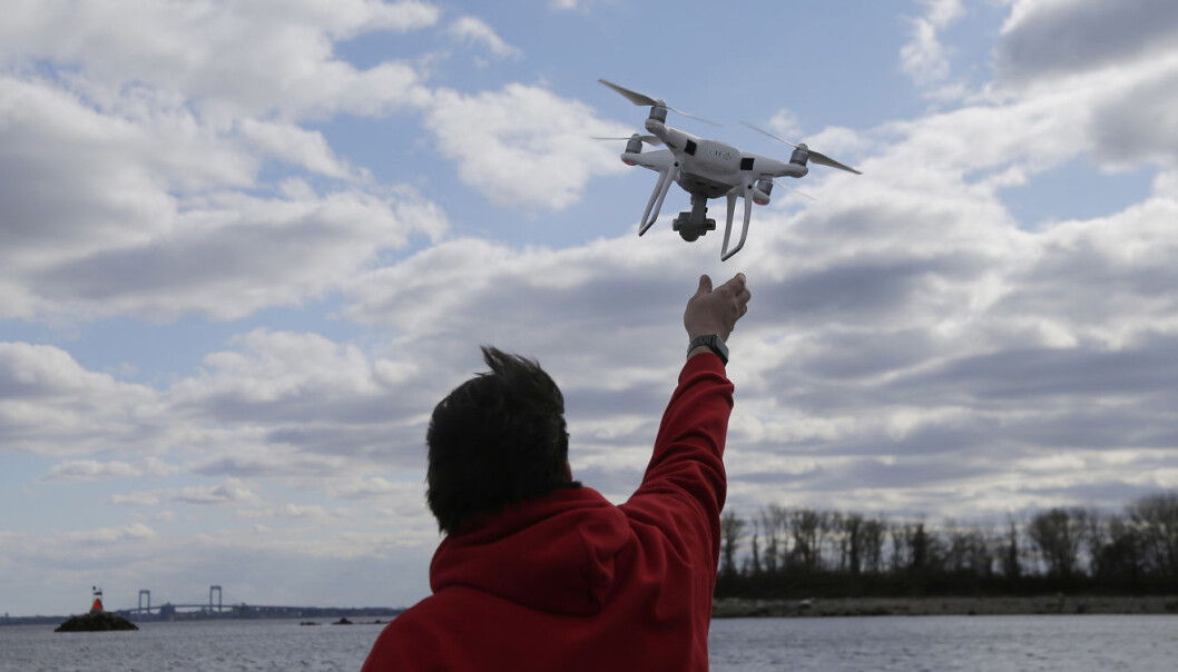 Føderale amerikanske myndigheter vil heve begrensningene på å fly med droner om natten i USA. Foto: AP Føderale amerikanske myndigheter vil heve begrensningene på å fly med droner om natten i USA. Foto: AP