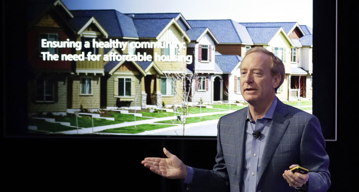 Microsoft-sjef Brad Smith grunngir milliarddonasjonen med at selskapet trenger personene som ellers ville vært tvunget til å bo utenfor Seattle. Foto: Ted S. Warren Microsoft-sjef Brad Smith grunngir milliarddonasjonen med at selskapet trenger personene som ellers ville vært tvunget til å bo utenfor Seattle. Foto: Ted S. Warren