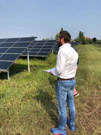 <strong>I felt:</strong> Lars Dysterud Hansen i en av de italienske solparkene. Foto: Privat <strong>I felt:</strong> Lars Dysterud Hansen i en av de italienske solparkene. Foto: Privat