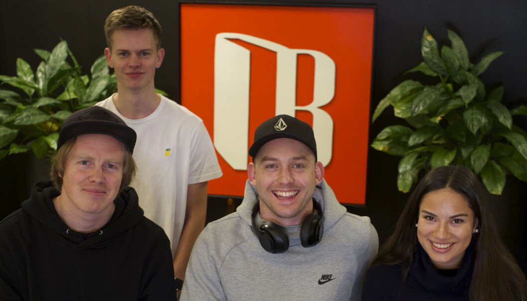 Bookis-teamet: Gründerne Lasse Brurok (foran, nederst til venstre) og Arne-Morten Willumsen (midten), her avbildet med traineene Espen Andersen og Andrea Isaksen. Foto: Bookis Bookis-teamet: Gründerne Lasse Brurok (foran, nederst til venstre) og Arne-Morten Willumsen (midten), her avbildet med traineene Espen Andersen og Andrea Isaksen. Foto: Bookis