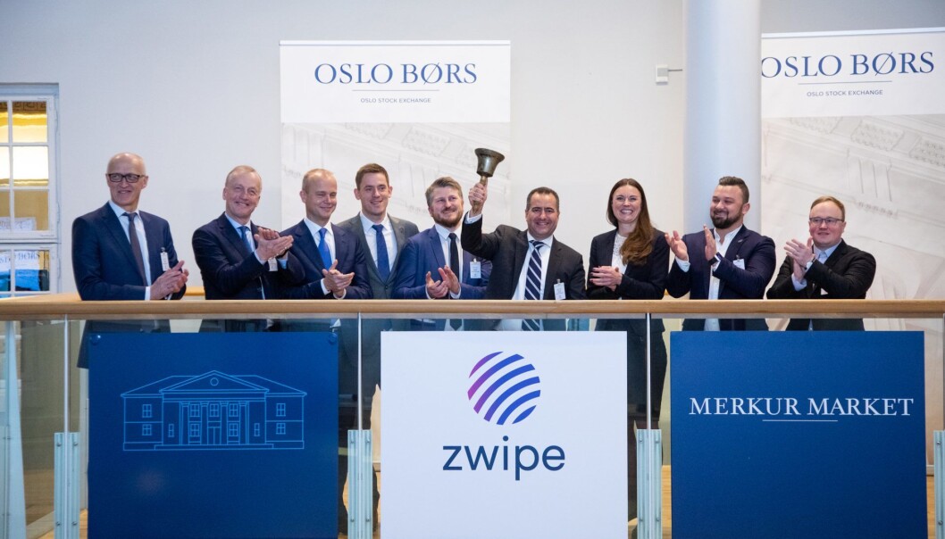 Bjellesermoni for Zwipe AS på Oslo børs mandag morgen. Foto: Thomas Brun / NTB scanpix Bjellesermoni for Zwipe AS på Oslo børs mandag morgen. Foto: Thomas Brun / NTB scanpix