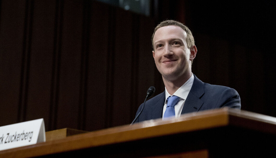En lattermild Facebook-sjef, Mark Zuckerberg, fotografert under senatets høring i forbindelse med Facebooks innvirkning på det amerikanske presidentvalget. Foto: AP Photo, Andrew Harnik En lattermild Facebook-sjef, Mark Zuckerberg, fotografert under senatets høring i forbindelse med Facebooks innvirkning på det amerikanske presidentvalget. Foto: AP Photo, Andrew Harnik