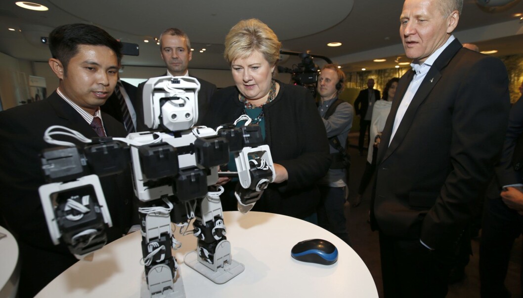 Statsminister Erna Solberg under et tidligere møte med Telenor-ledelsen. En liten omvisning med moderne teknologi ble det og tid til. Sigve Brekke t.h.
Arkivfoto: Terje Pedersen / NTB scanpix Statsminister Erna Solberg under et tidligere møte med Telenor-ledelsen. En liten omvisning med moderne teknologi ble det og tid til. Sigve Brekke t.h.
Arkivfoto: Terje Pedersen / NTB scanpix