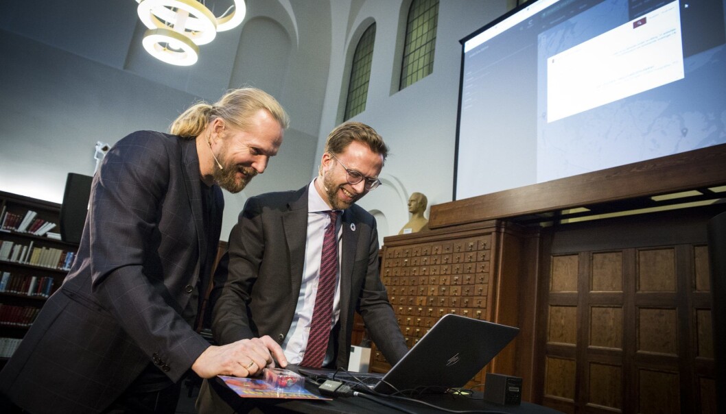 Direktør Aslak Sira Myhre (t.v.) ved Nasjonalbiblioteket forteller digitalminister Nikolai Astrup om det storstilte digitaliseringsprosjektet de står oppe i, og hvordan de nå har utviklet en egen AI-bibliotekar som gjør det lettere å finne veien i mengden av informasjon. Arkivfoto: Per-Ivar Nikolaisen Direktør Aslak Sira Myhre (t.v.) ved Nasjonalbiblioteket forteller digitalminister Nikolai Astrup om det storstilte digitaliseringsprosjektet de står oppe i, og hvordan de nå har utviklet en egen AI-bibliotekar som gjør det lettere å finne veien i mengden av informasjon. Arkivfoto: Per-Ivar Nikolaisen