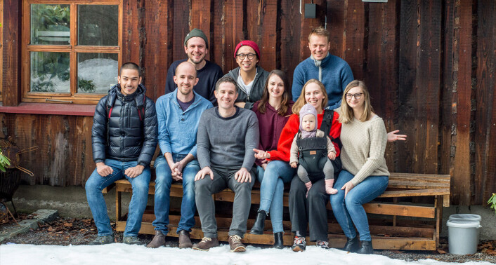 Spiff-teamet: Øverst fra venstre; Carl-Nicolai Wessmann, Hieu Tran, Håvard Andersen.<br />Nederst fra venstre: Safal Kumar Ghimire, Audun Kjelstrup, Michael Pangopoulos, Tanya Hirst, Iben Andrea Syvertsen med babyen Ruth Syvertsen på fanget, og til sist; Diana Nechita. Foto: Spiff Spiff-teamet: Øverst fra venstre; Carl-Nicolai Wessmann, Hieu Tran, Håvard Andersen.<br />Nederst fra venstre: Safal Kumar Ghimire, Audun Kjelstrup, Michael Pangopoulos, Tanya Hirst, Iben Andrea Syvertsen med babyen Ruth Syvertsen på fanget, og til sist; Diana Nechita. Foto: Spiff
