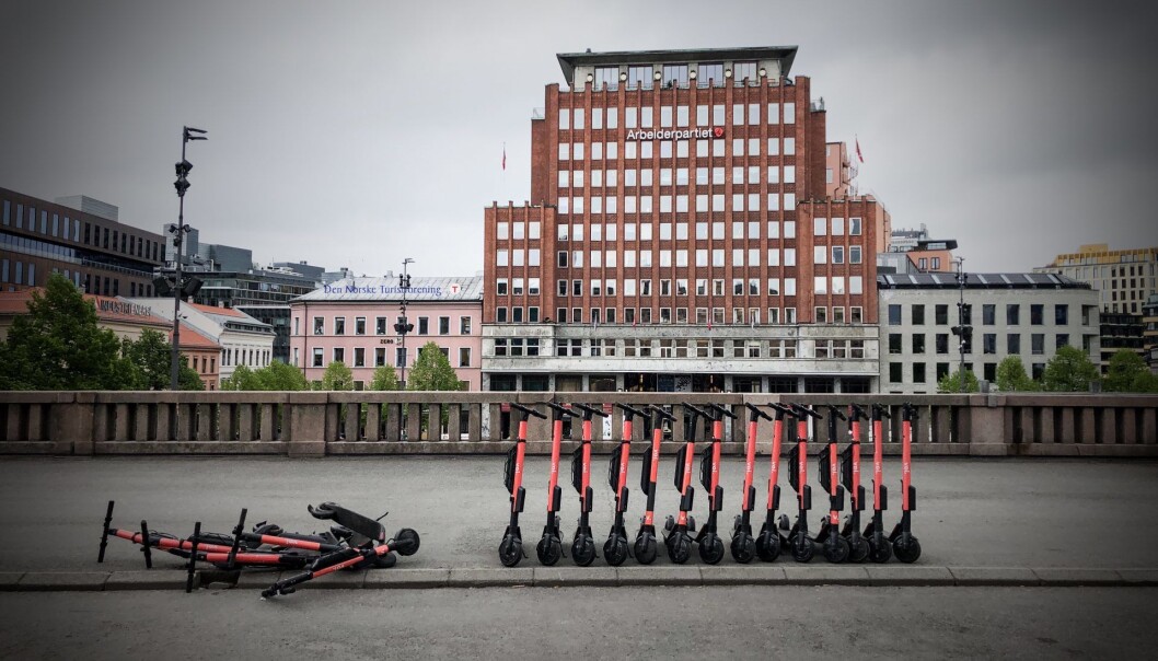 Ikke alle sparkesykler (i dette tilfellet Voi) står oppreist. Foto: Per-Ivar Nikolaisen Ikke alle sparkesykler (i dette tilfellet Voi) står oppreist. Foto: Per-Ivar Nikolaisen