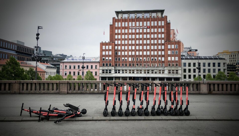Ikke alle sparkesykler (i dette tilfellet Voi) står oppreist. Foto: Per-Ivar Nikolaisen