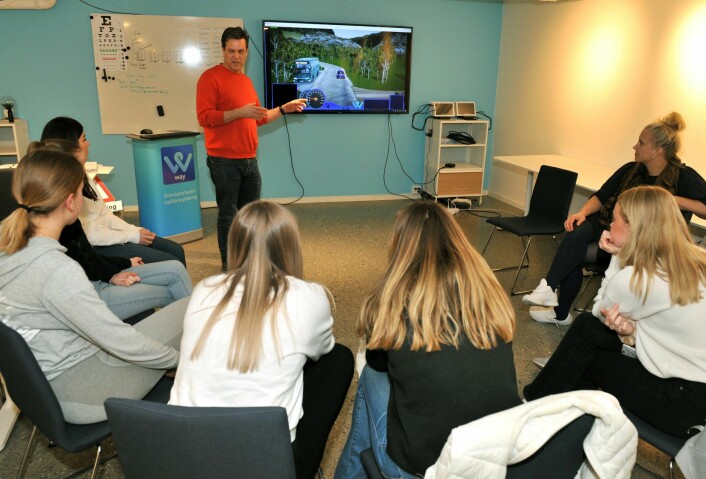 Kjørelærer Widar Wahl går igjennom dagens kjøreleksjon med elevene på skjermen. Simulatortrening gjør det mulig å konkurrere mot og lære av hverandre.