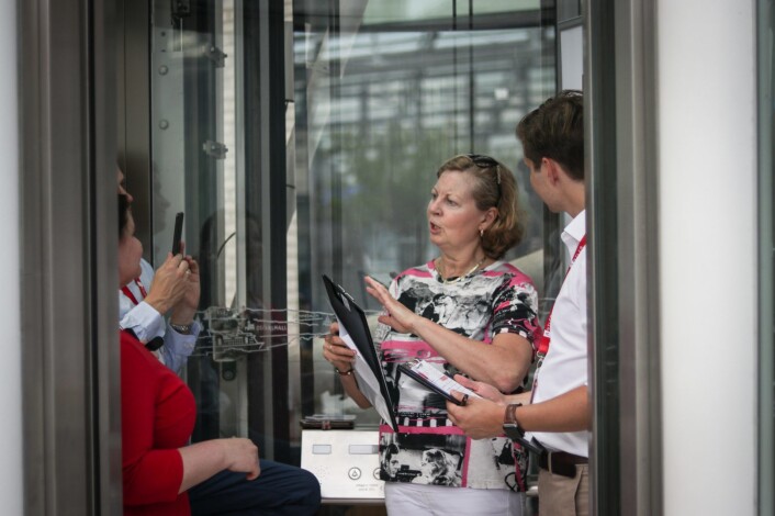 Utenlandssjef i Vipps, Berit Svendsen, var med opp i heisen på Tjuvholmen. Foto: Torill Henriksen. Utenlandssjef i Vipps, Berit Svendsen, var med opp i heisen på Tjuvholmen. Foto: Torill Henriksen.