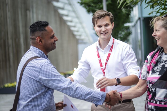 Elevator pitch-vinner Miguel Silva sammen med Fritjof Berge i Antler og dommer Berit Svendsen, utenlandssjef i Vipps. Foto: Torill Henriksen Elevator pitch-vinner Miguel Silva sammen med Fritjof Berge i Antler og dommer Berit Svendsen, utenlandssjef i Vipps. Foto: Torill Henriksen