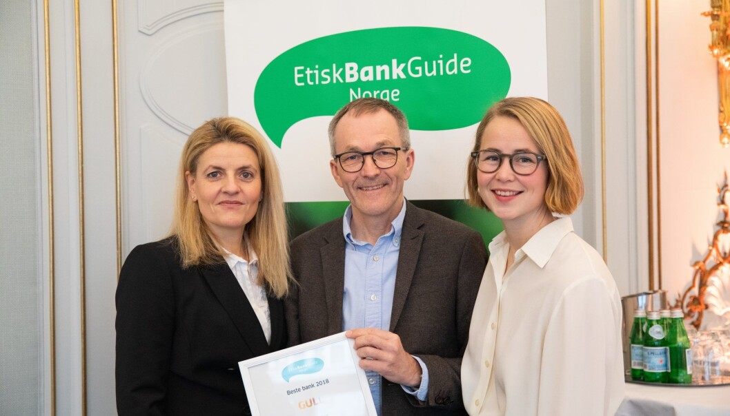 For tredje år på rad stakk Cultura Bank av med seieren som Norges mest etiske bank. Her fra
prisutdeling i januar 2019. Fra venstre: Inger Lise Blyverket, direktør i Forbrukerrådet, Kjell Fredrik Løvold, banksjef i Cultura Bank og Anja Bakken Riise, leder for Framtiden i våre hender. For tredje år på rad stakk Cultura Bank av med seieren som Norges mest etiske bank. Her fra
prisutdeling i januar 2019. Fra venstre: Inger Lise Blyverket, direktør i Forbrukerrådet, Kjell Fredrik Løvold, banksjef i Cultura Bank og Anja Bakken Riise, leder for Framtiden i våre hender.