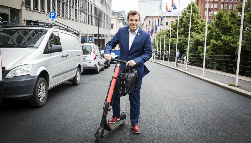Pål T. Næss er en hyppig bruker av de nye sparkesyklene, nå bærer det til Fornebu der det ikke er så tett mellom syklene. Foto: Per-Ivar Nikolaisen