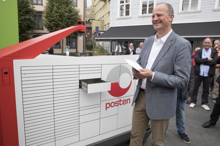 Daværende Samferdselsminister Ketil Solvik Olsen fikk det første brevet fra Postens Brev og pakke-robot da den ble lansert i fjor. Foto: Terje Pedersen / NTB scanpix Daværende Samferdselsminister Ketil Solvik Olsen fikk det første brevet fra Postens Brev og pakke-robot da den ble lansert i fjor. Foto: Terje Pedersen / NTB scanpix