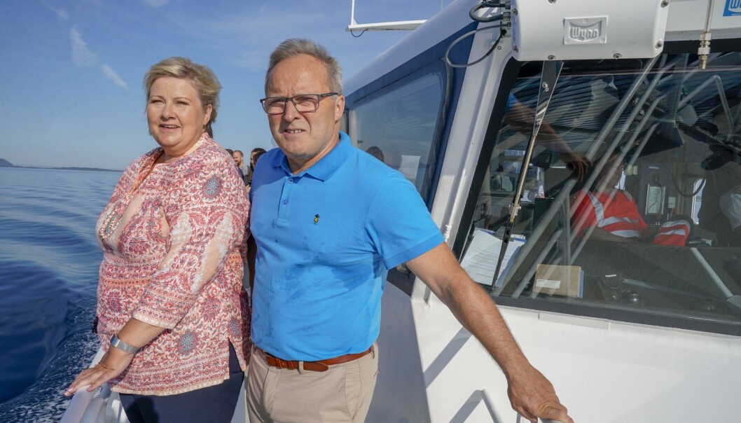 Statsminister Erna Solberg ombord på en Fjord1 sammen med administrerende direktør Dagfinn Neteland i Fjord 1 under en rundtur på fjorden utenfor Florø. Solberg er på valgkamp turné på Vestlandet. På fire år har Fjord1 fått halvparten av ferjene sine over på strøm. Nå vil de bort fra «Tesla-tilstander», hvor hvert selskap har sitt eget ladesystem.
Foto: Heiko Junge / NTB scanpix Statsminister Erna Solberg ombord på en Fjord1 sammen med administrerende direktør Dagfinn Neteland i Fjord 1 under en rundtur på fjorden utenfor Florø. Solberg er på valgkamp turné på Vestlandet. På fire år har Fjord1 fått halvparten av ferjene sine over på strøm. Nå vil de bort fra «Tesla-tilstander», hvor hvert selskap har sitt eget ladesystem.
Foto: Heiko Junge / NTB scanpix