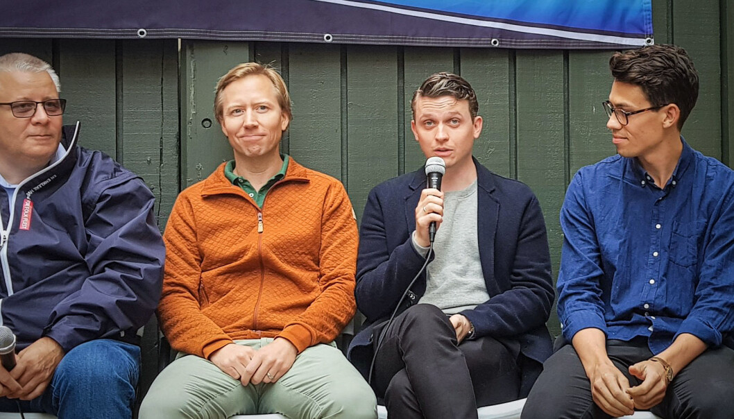 Bård Hoksrud (FrP) diskuterte el-sparkesykkeltrenden med aktørene. Andreas Strømsheim-Aamodt fra Zvipp, Lars Christian Grødem-Olsen fra Tier og Eric Andre fra Voi. Foto: Coxit Bård Hoksrud (FrP) diskuterte el-sparkesykkeltrenden med aktørene. Andreas Strømsheim-Aamodt fra Zvipp, Lars Christian Grødem-Olsen fra Tier og Eric Andre fra Voi. Foto: Coxit
