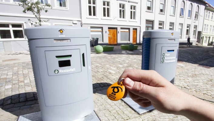 Brukerne må låse opp med en egen elektronisk brikke for å kaste søppelet, slik holder renovasjonsselskapet tellingen på om man kommer over maksantallet i måneden. Brukerne må låse opp med en egen elektronisk brikke for å kaste søppelet, slik holder renovasjonsselskapet tellingen på om man kommer over maksantallet i måneden.