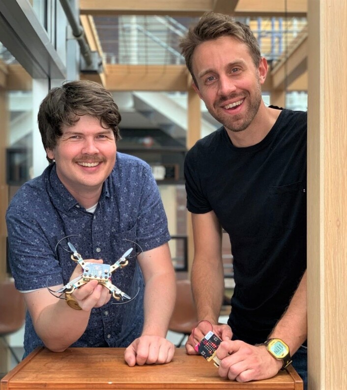 Henning Pedersen og Steinar Holøs har lenge hatt interesse for å bygge ting. Nå hjelper de elever med å gjøre det samme. Foto: MakeKit Henning Pedersen og Steinar Holøs har lenge hatt interesse for å bygge ting. Nå hjelper de elever med å gjøre det samme. Foto: MakeKit