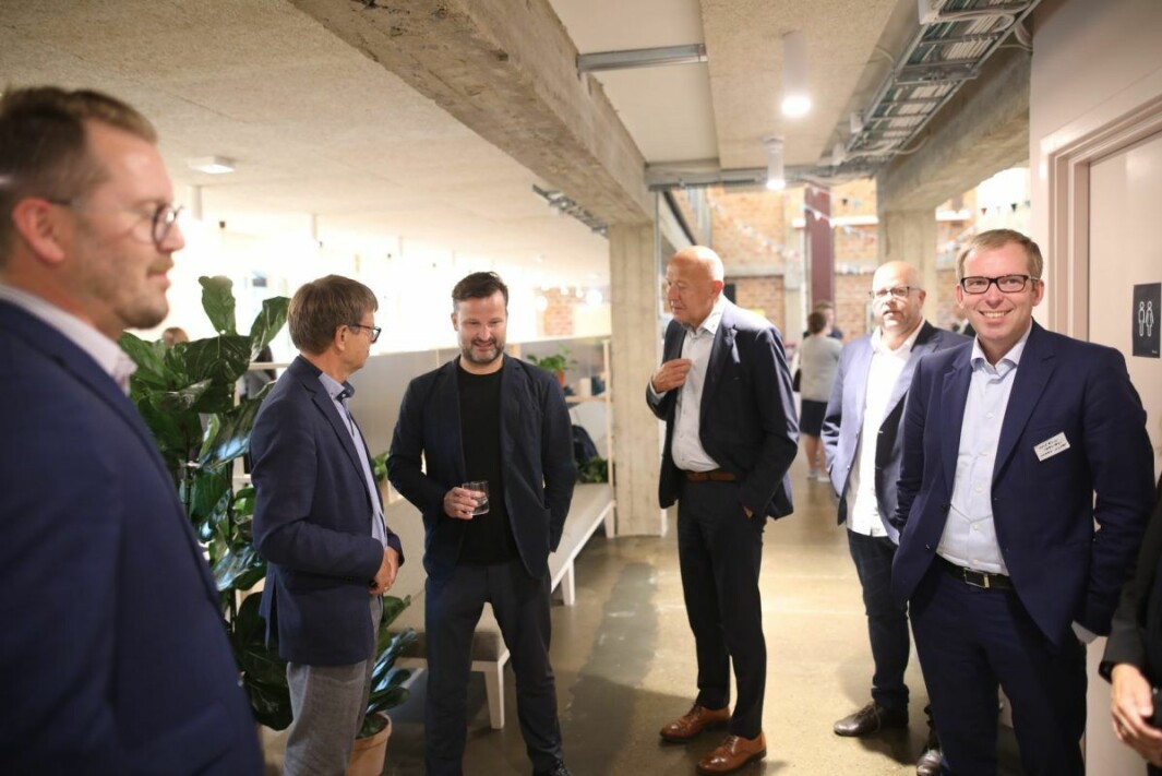 Innovasjon Norge-sjef Håkon Haugli sammen med Are Traasdahl,Torger Reve og en del andre menn under åpningen av teknologihuset Share.