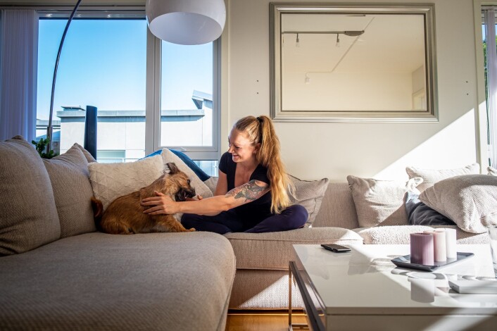 Ida-Elin Bergum finner en trygghet i å ha veterinæren kun et tastetrykk unna på mobilen. Her sammen med hunden Terje. Foto: Vilde Mebust Erichsen Ida-Elin Bergum finner en trygghet i å ha veterinæren kun et tastetrykk unna på mobilen. Her sammen med hunden Terje. Foto: Vilde Mebust Erichsen