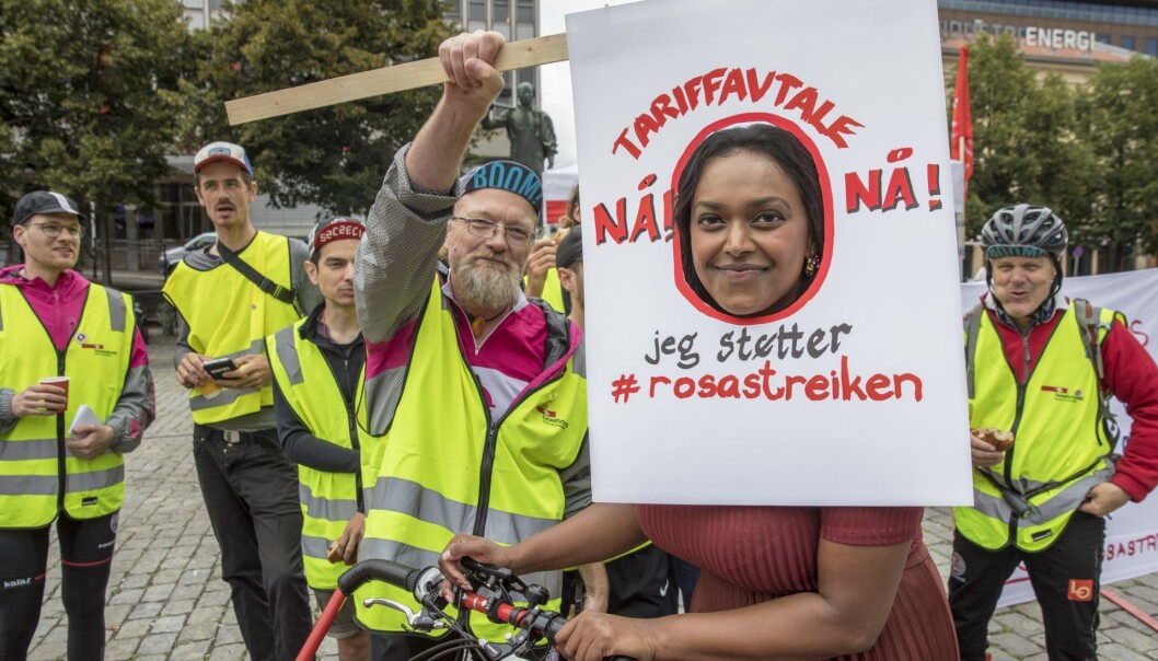 Foodora streiker etter at selskapet og Fellesforbundet ikke klarte å bli enige om en tariffavtale. Varaordfører i Oslo, Kamzy Gunaratnam, besøkte de streikende på Youngstorget.
Illustrasjonsfoto: Ole Berg-Rusten / NTB scanpix Foodora streiker etter at selskapet og Fellesforbundet ikke klarte å bli enige om en tariffavtale. Varaordfører i Oslo, Kamzy Gunaratnam, besøkte de streikende på Youngstorget.
Illustrasjonsfoto: Ole Berg-Rusten / NTB scanpix