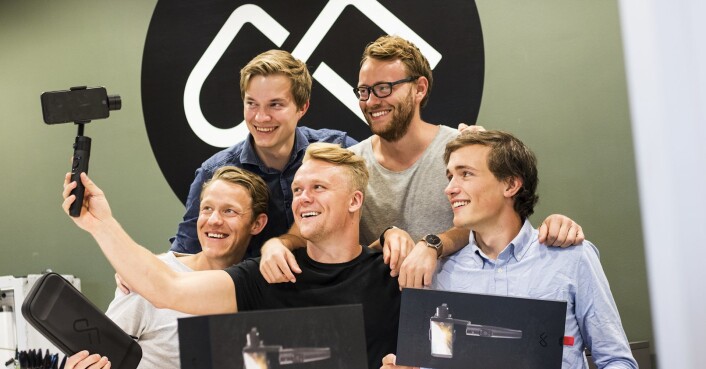 Deler av teamet i Flowmotion da det fortsatt var forholdsvis gode tider, med markedssjef Didrik Dimmen i midten foran og CTO Eirik Dyrseth nederst til venstre. Daglig leder Lars Flesland var ikke til stede da bildet ble tatt. Foto: Per-Ivar Nikolaisen Deler av teamet i Flowmotion da det fortsatt var forholdsvis gode tider, med markedssjef Didrik Dimmen i midten foran og CTO Eirik Dyrseth nederst til venstre. Daglig leder Lars Flesland var ikke til stede da bildet ble tatt. Foto: Per-Ivar Nikolaisen