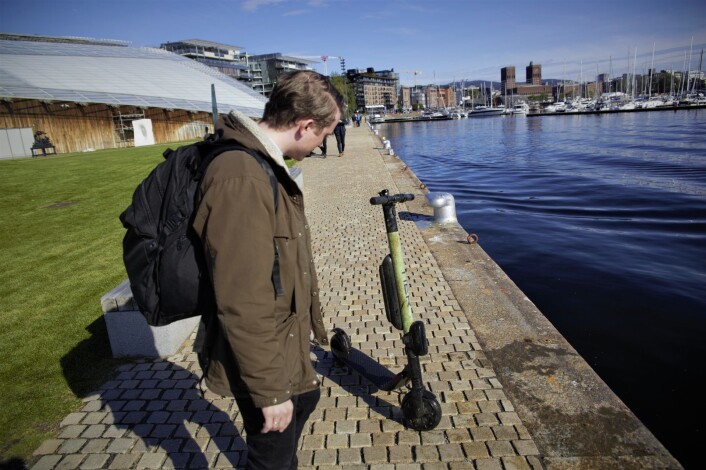 Lars Christian Grødem-Olsen i Tier synes det er trist å hente opp sparkesykler fra sjøen. Foto: Torill Henriksen Lars Christian Grødem-Olsen i Tier synes det er trist å hente opp sparkesykler fra sjøen. Foto: Torill Henriksen