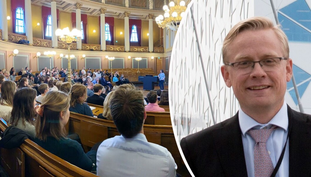 Advokat Christoffer Nicolaisen var mentor på Oslo Legal Hackathon i helgen. Bildet til venstre er fra før-eventet i Gamle Festsal ved juridisk fakultet. På scenen står Margaret Hagan, leder av Legal Design Lab på Stanford-universitetet. Advokat Christoffer Nicolaisen var mentor på Oslo Legal Hackathon i helgen. Bildet til venstre er fra før-eventet i Gamle Festsal ved juridisk fakultet. På scenen står Margaret Hagan, leder av Legal Design Lab på Stanford-universitetet.