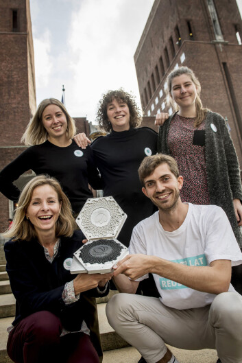 Ann-Kristin med Too Good To Go-ansatte Line Larsen (bak t.v.), Hanne Johansen (bak t.h.), Annika Asté (foran t.v.) og Bendik Walderhaug (foran t.h.). Ann-Kristin med Too Good To Go-ansatte Line Larsen (bak t.v.), Hanne Johansen (bak t.h.), Annika Asté (foran t.v.) og Bendik Walderhaug (foran t.h.).