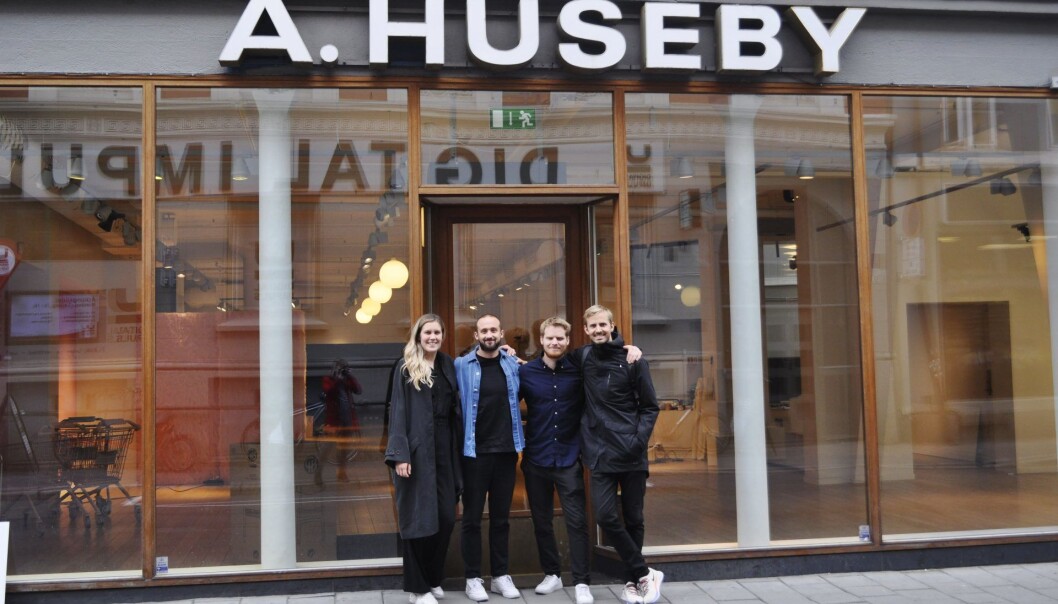 Nå inntar Mesh-gjengen Youngstorget. Amanda Elf (f.v), Chris Skahjem, Sondre Lie Hauger og Anders Mjåset. Foto: Kine Torp Ellingsen Nå inntar Mesh-gjengen Youngstorget. Amanda Elf (f.v), Chris Skahjem, Sondre Lie Hauger og Anders Mjåset. Foto: Kine Torp Ellingsen
