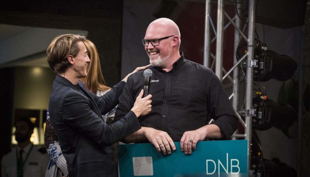 Leif Stavøstrand gratuleres av konferansier Matthew Smith på startupkonkerransen 100 Pitches under DNB NXT-konferansen. Foto: Per-Ivar Nikolaisen Leif Stavøstrand gratuleres av konferansier Matthew Smith på startupkonkerransen 100 Pitches under DNB NXT-konferansen. Foto: Per-Ivar Nikolaisen