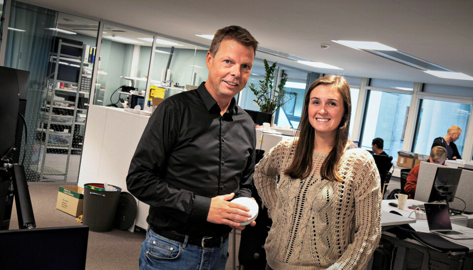 CEO i Airthings, Øyvind Birkenes, og leder for praktikant-programmet Lauren Alkire. Foto: Torill Henriksen